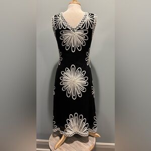 Felicity Statement Black/White Floral Appliqué sleeveless midi dress size Small